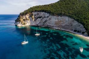 Άτοκος: Ο άγνωστος παράδεισος του Ιονίου με τα γαλαζοπράσινα νερά (Βίντεο)