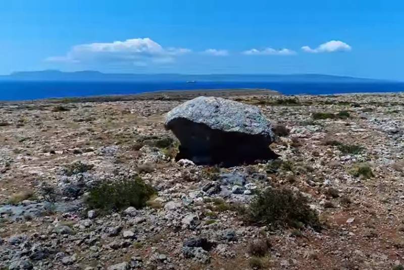 Η απόκοσμη «έρημος» με τους μυστηριώδεις κυκλώπειους βράχους στην άκρη της Πελοποννήσου (Βίντεο)