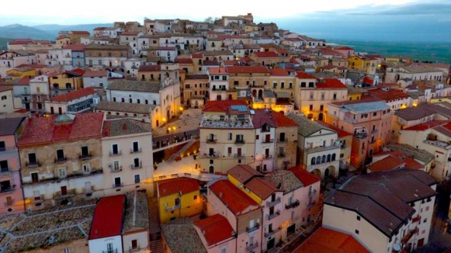 Μια παραμυθένια ιταλική πόλη δίνει μέχρι και 2.000 ευρώ σε όποιον εγκατασταθεί εκεί!