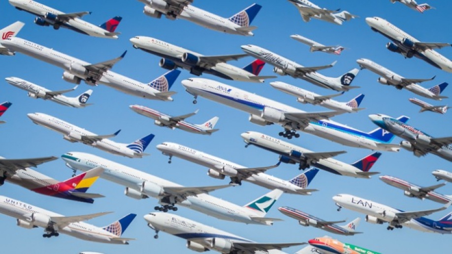 Φωτογράφος αποτυπώνει απογειώσεις αεροπλάνων σε ενιαία εικόνα