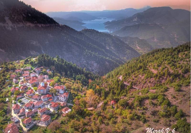 Φιδάκια: Ένα από τα πιο ήσυχα χωριά της Ευρυτανίας (Φωτογραφίες)