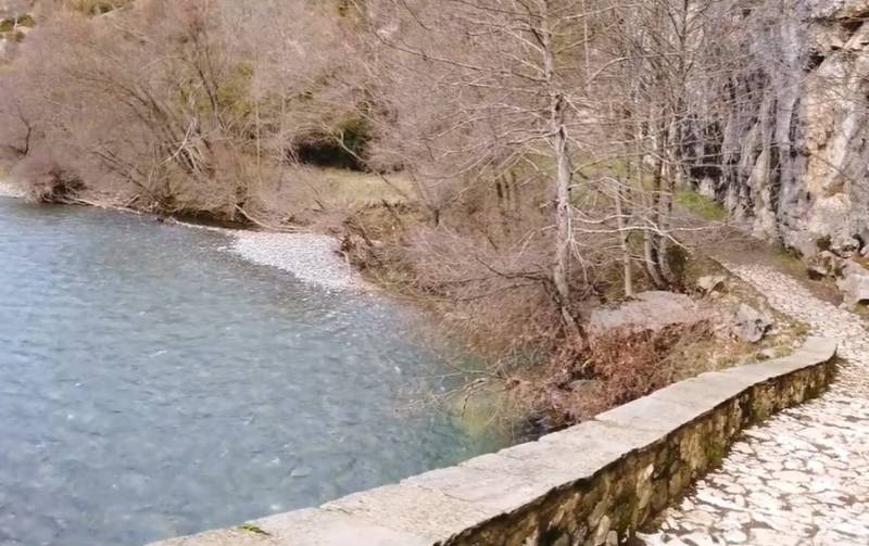 Γρεβενά: Το επιβλητικό γεφύρι της Πορτίτσας που κόβει την ανάσα (Βίντεο)