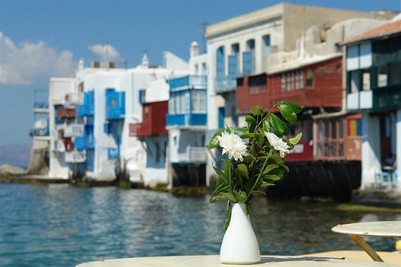 Ελληνικό νησί στους 10 καλύτερους προορισμούς για σόλο ταξίδια γυναικών (pics)