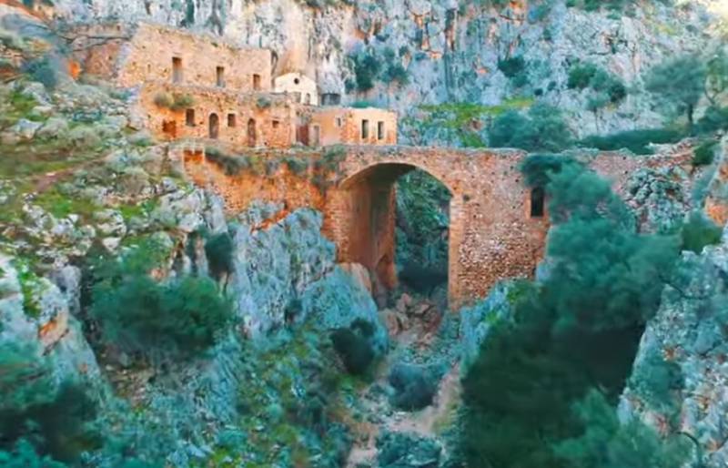 Καθολικό: Η ερημωμένη μονή στην Κρήτη κρυμμένη μέσα σε απόκρημνο φαράγγι (Βίντεο)