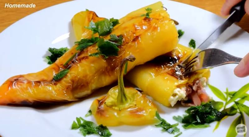 Πιπεριές με φέτα και μπέικον (Βίντεο)