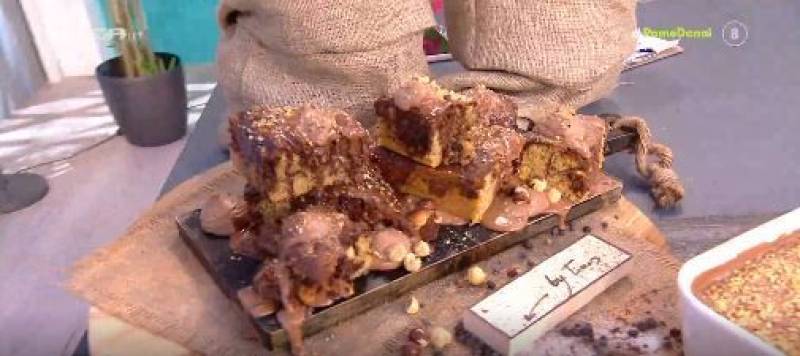 Λαχταριστό κέικ με πραλίνα φουντουκιού (Βίντεο)