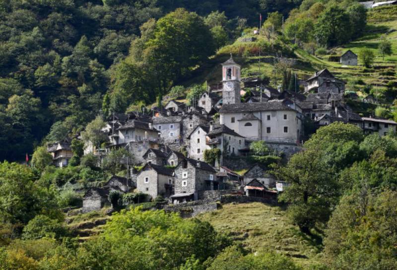 Ενα ολόκληρο χωριό στην Ελβετία θα γίνει ξενοδοχείο (Φωτογραφίες)