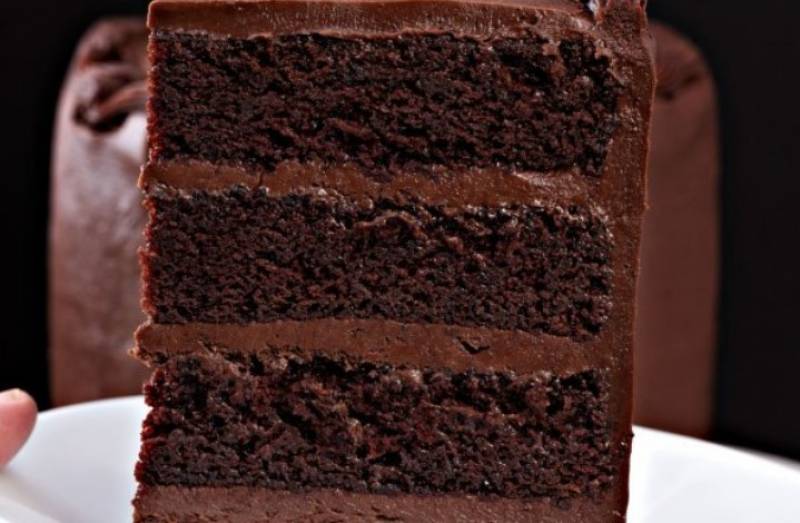 Τριώροφο κέικ με πλούσια σοκολατένια κρέμα - Πιο σοκολατένιο δεν γίνεται...