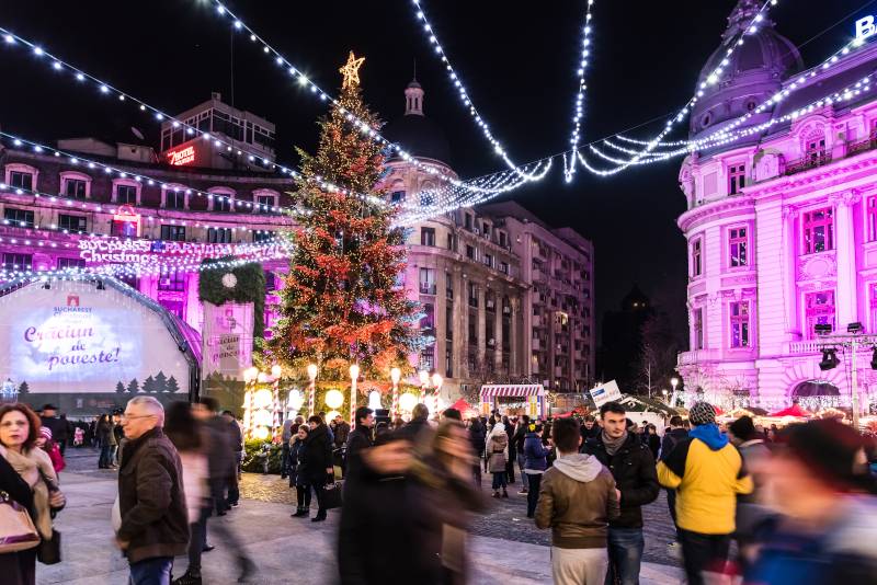 Η περίφημη Χριστουγεννιάτικη αγορά στο Βουκουρέστι - Με δέντρο 30 μέτρων