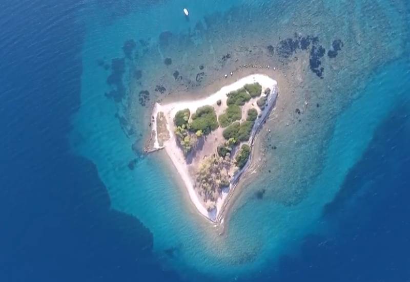 Ασπρόνησος: Το νησί «καρδιά» του Ευβοϊκού (Βίντεο)