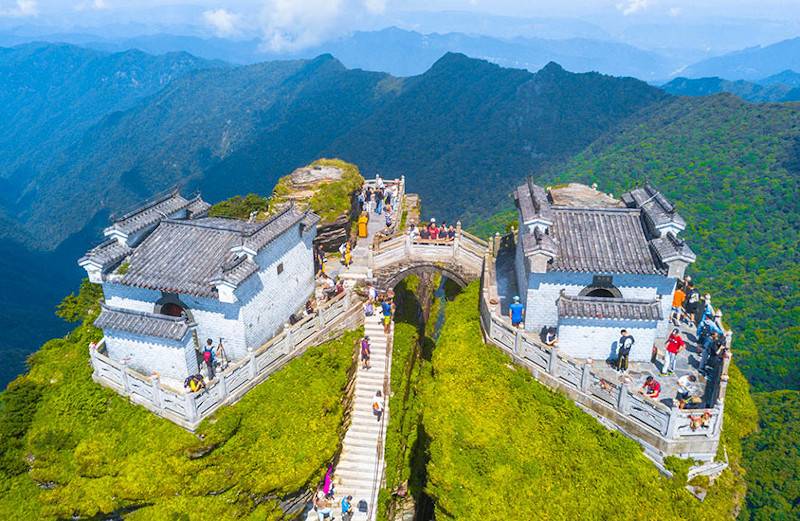 Κίνα: Οι «δίδυμοι» ναοί στις κορυφές βράχων, 2.336 μ. πάνω από τη θάλασσα που «κόβουν» την ανάσα (pics)