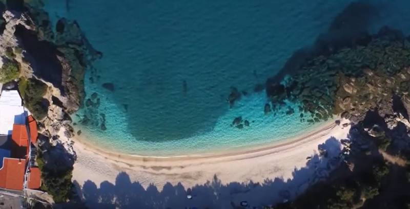 Κάλαμος Εύβοιας: Μια μαγευτική διπλή παραλία (Βίντεο)