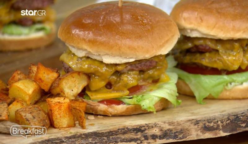 Σπιτικά smash burger και τραγανές πατάτες σε κύβους (Βίντεο)