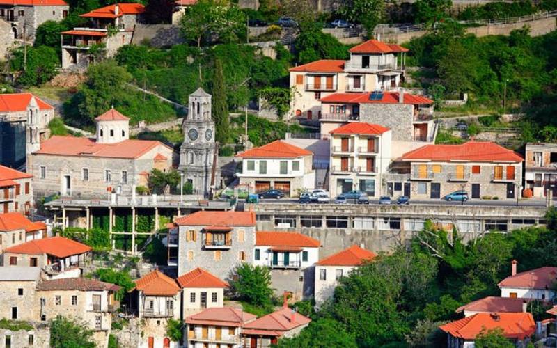 Το γραφικό χωριό της Πελοποννήσου, που είναι σαν να κρέμεται στην πλαγιά του βουνού (video+pics)