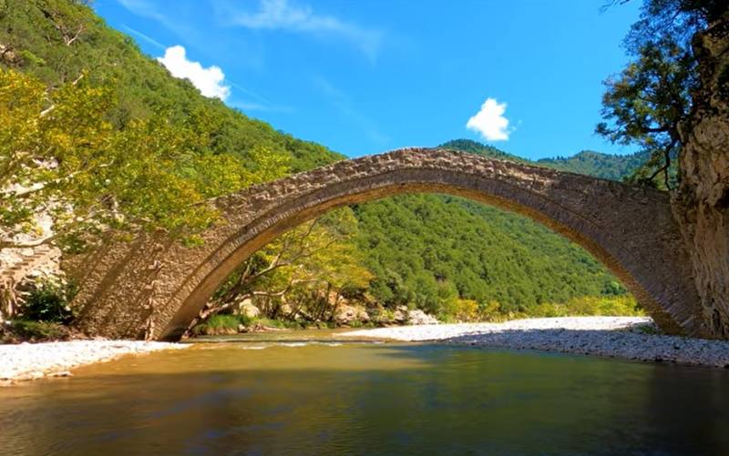 Πέτρινο γεφύρι Βίνιανης: Ένας επίγειος παράδεισος στα νερά του Ταυρωπού (Βίντεο)