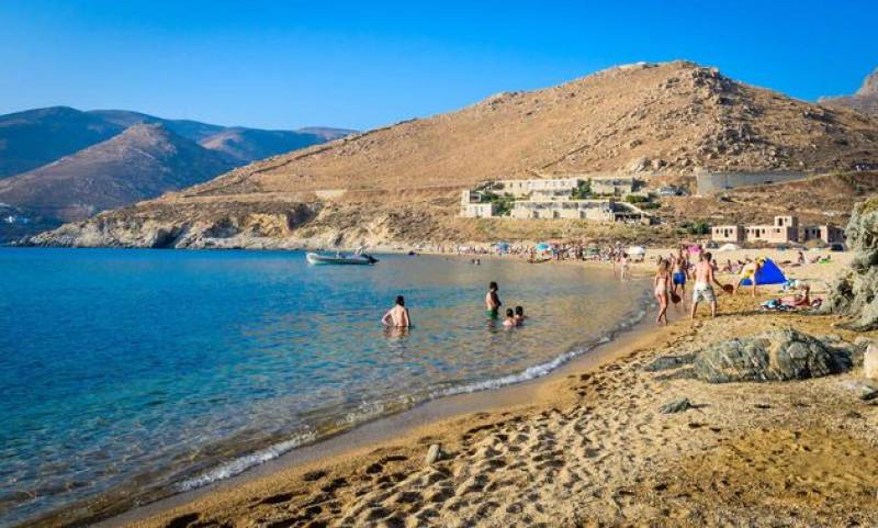 Στη Σέριφο η πρώτη παραλία όπου απαγορεύεται το κάπνισμα