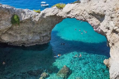 Σπηλιά της Φώκιας: Το «Γαλάζιο Παράθυρο» στον Κορινθιακό (Βίντεο)