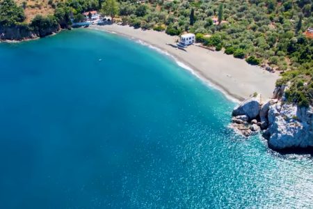 Σαμπατική: Το γραφικό ψαροχώρι της Αρκαδίας που θυμίζει νησί (Βίντεο)
