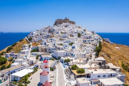Το ελληνικό νησί που ξεχωρίζει η The Sun για το 2027 - «Ένα από τα πιο καλά κρυμμένα μυστικά»