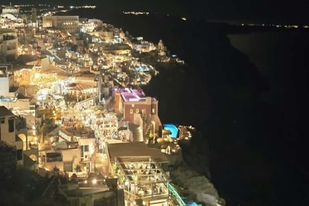 Η Σαντορίνη παραμένει ανθεκτικός προορισμός - Στροφή στον πολιτισμό και σε νέες αγορές