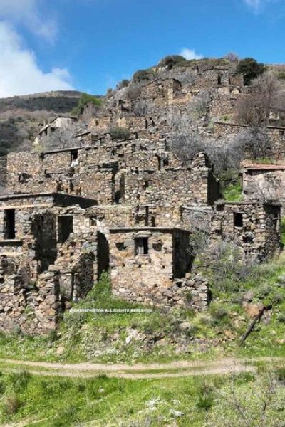 Παλαιά Ποταμιά: Το εγκαταλελειμμένο χωριό "φάντασμα" της Χίου (Βίντεο)