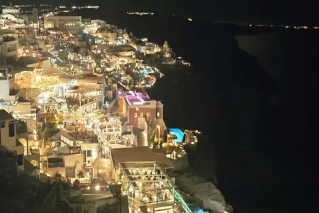 Η Σαντορίνη παραμένει ανθεκτικός προορισμός - Στροφή στον πολιτισμό και σε νέες αγορές