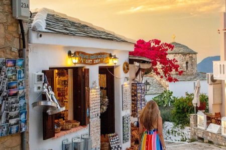 Intrepid Travel: Οι ανερχόμενοι ταξιδιωτικοί προορισμοί του 2027 - Ανάμεσά τους ένα ήσυχο ελληνικό νησί